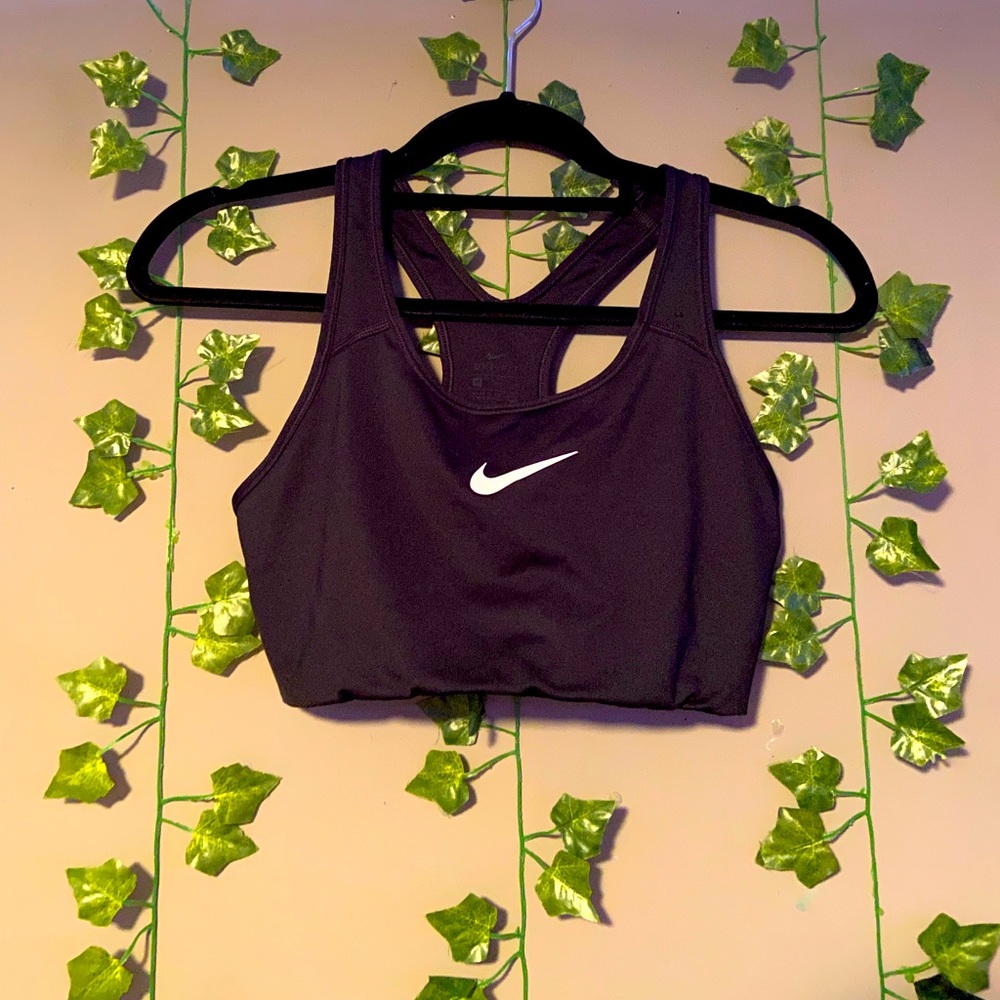 women’s black sports bra